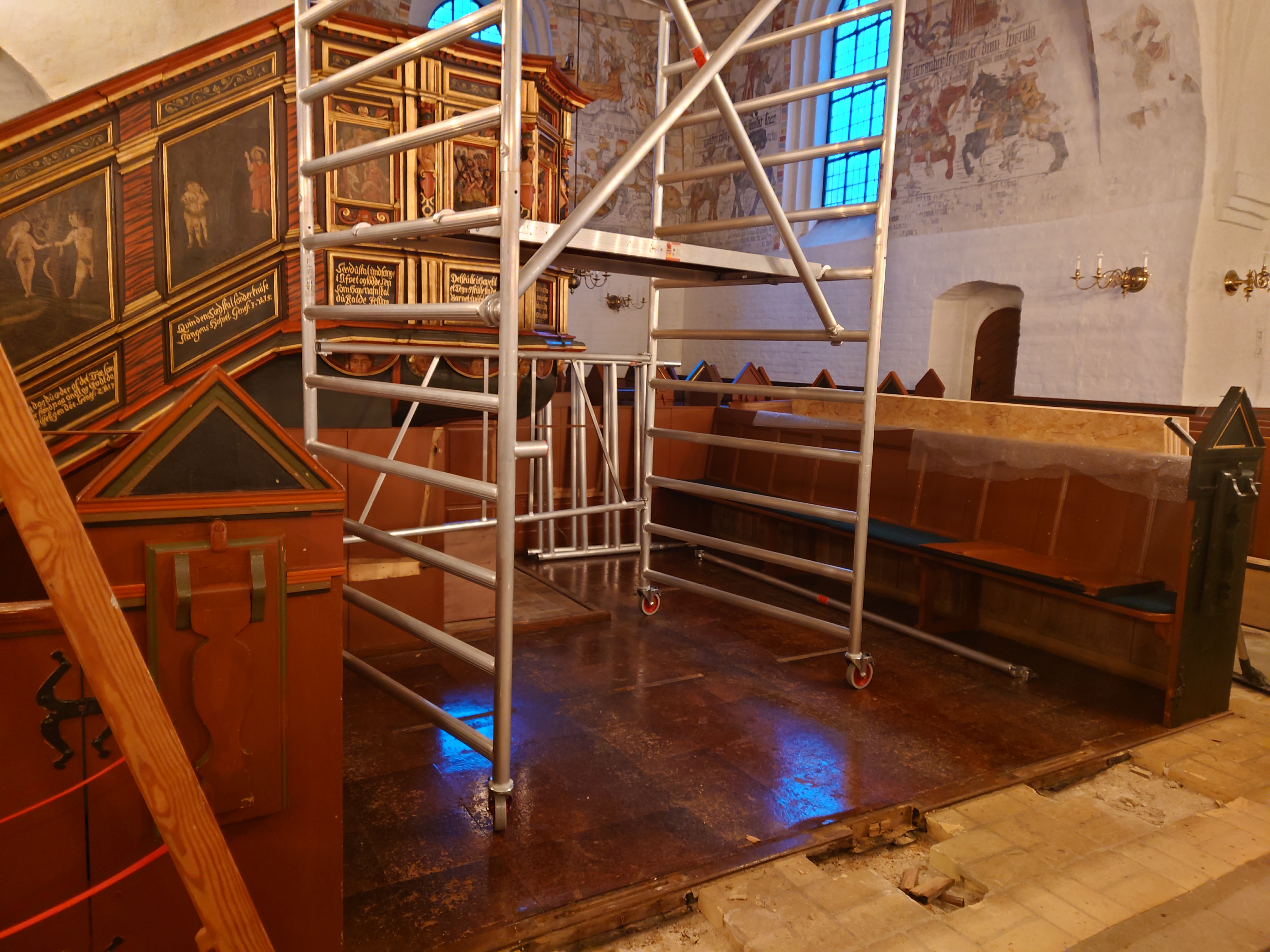 Manglende bænke i kirken