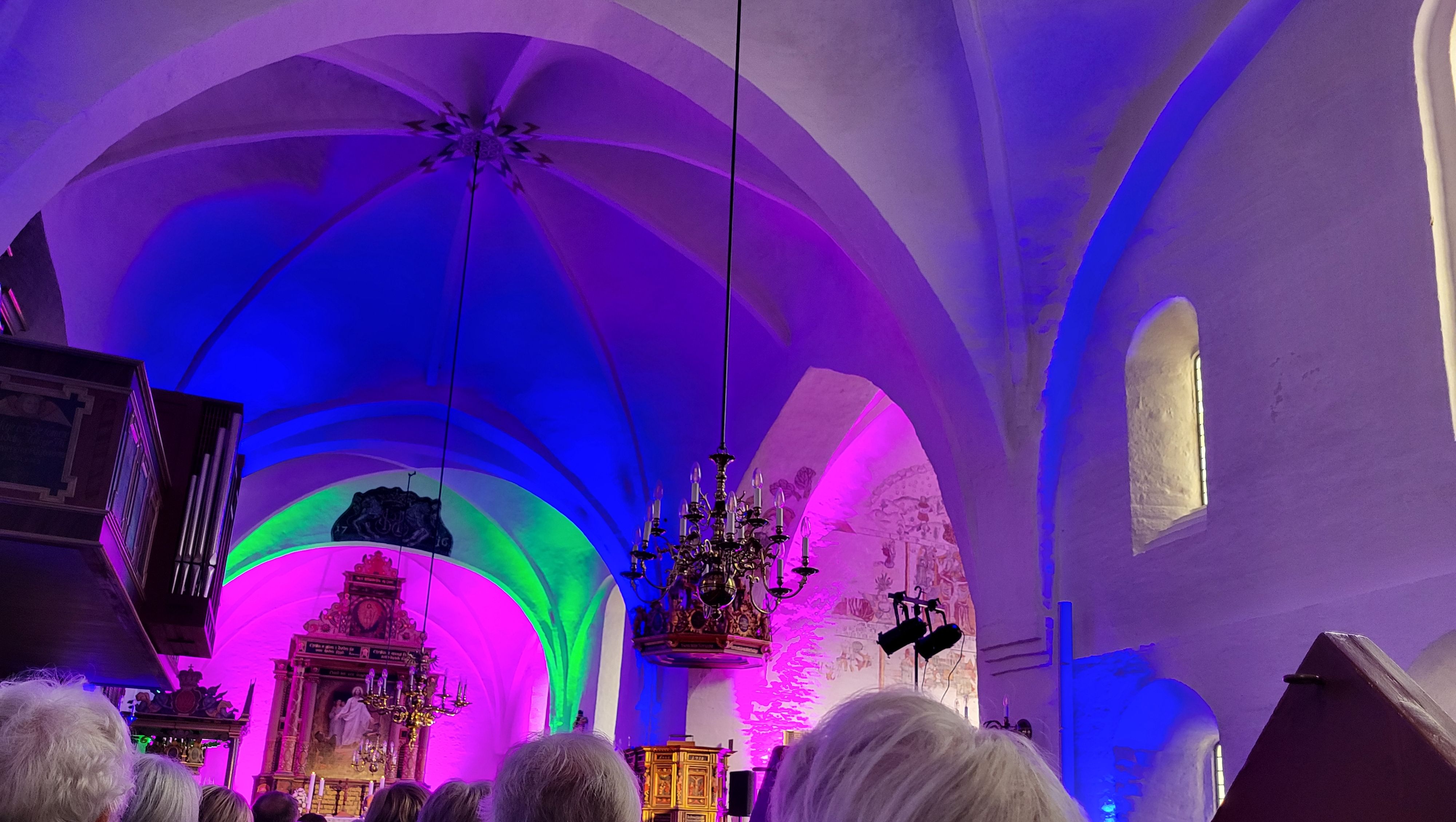 Dronninglund kirke oplyst med farnvet lys