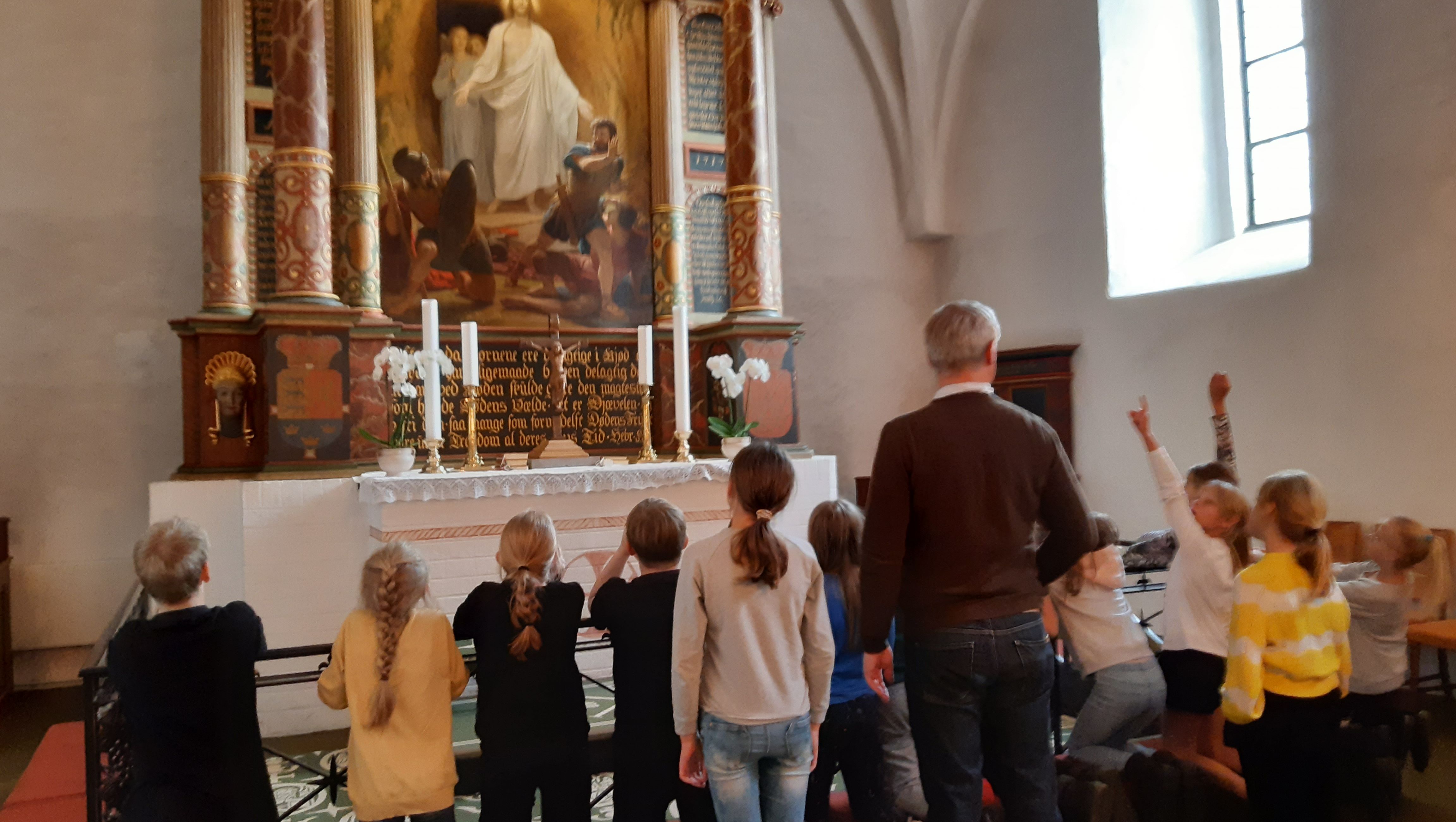 minikonfirmander kigger på alteret