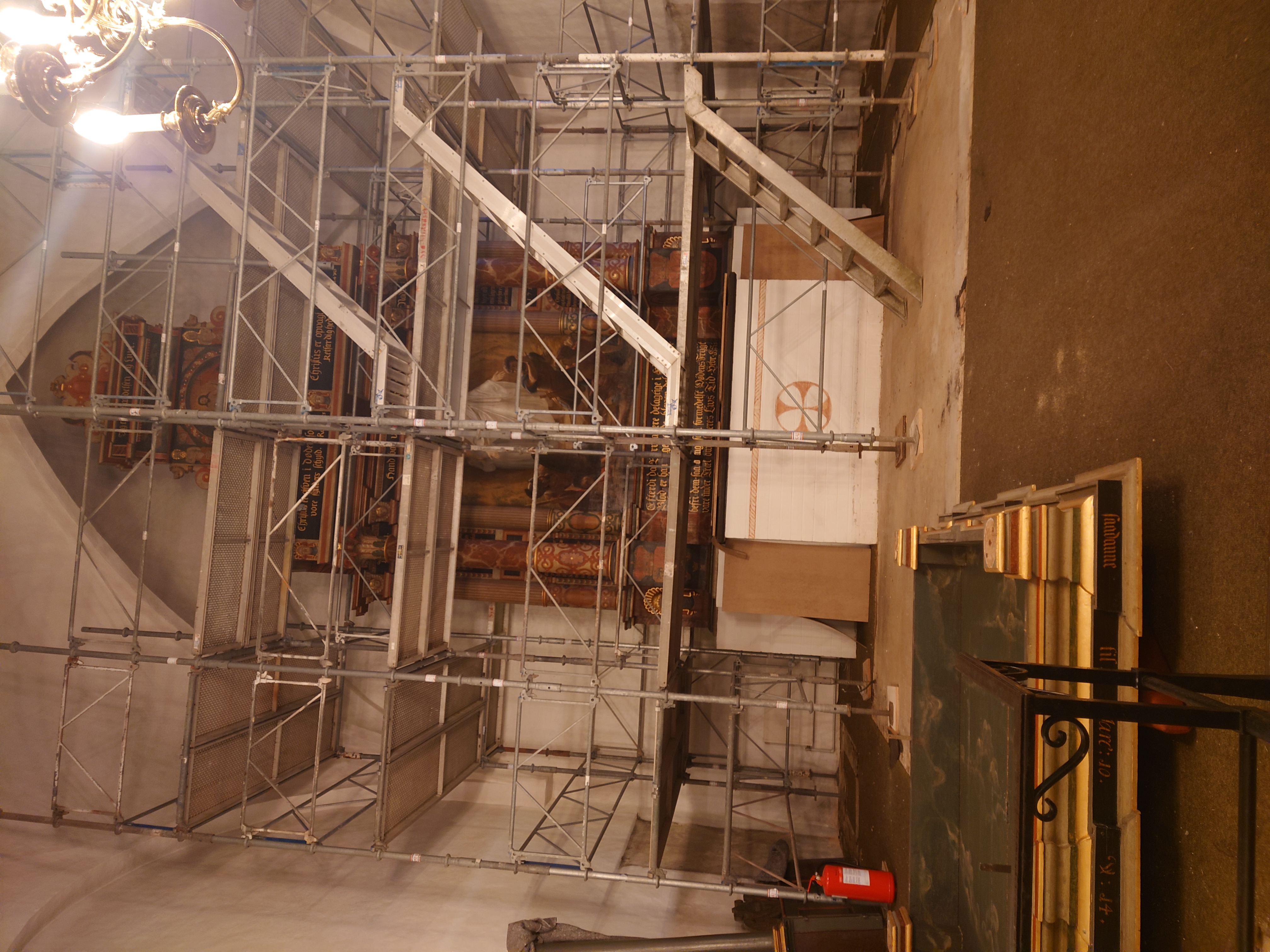 Alter pakket ind i stillads