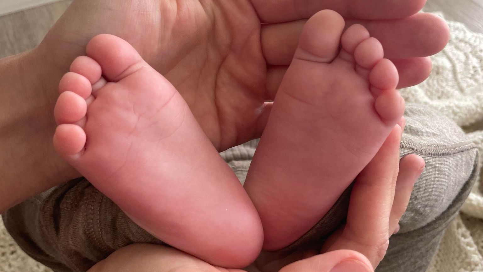 babyfødder i voksen hånd