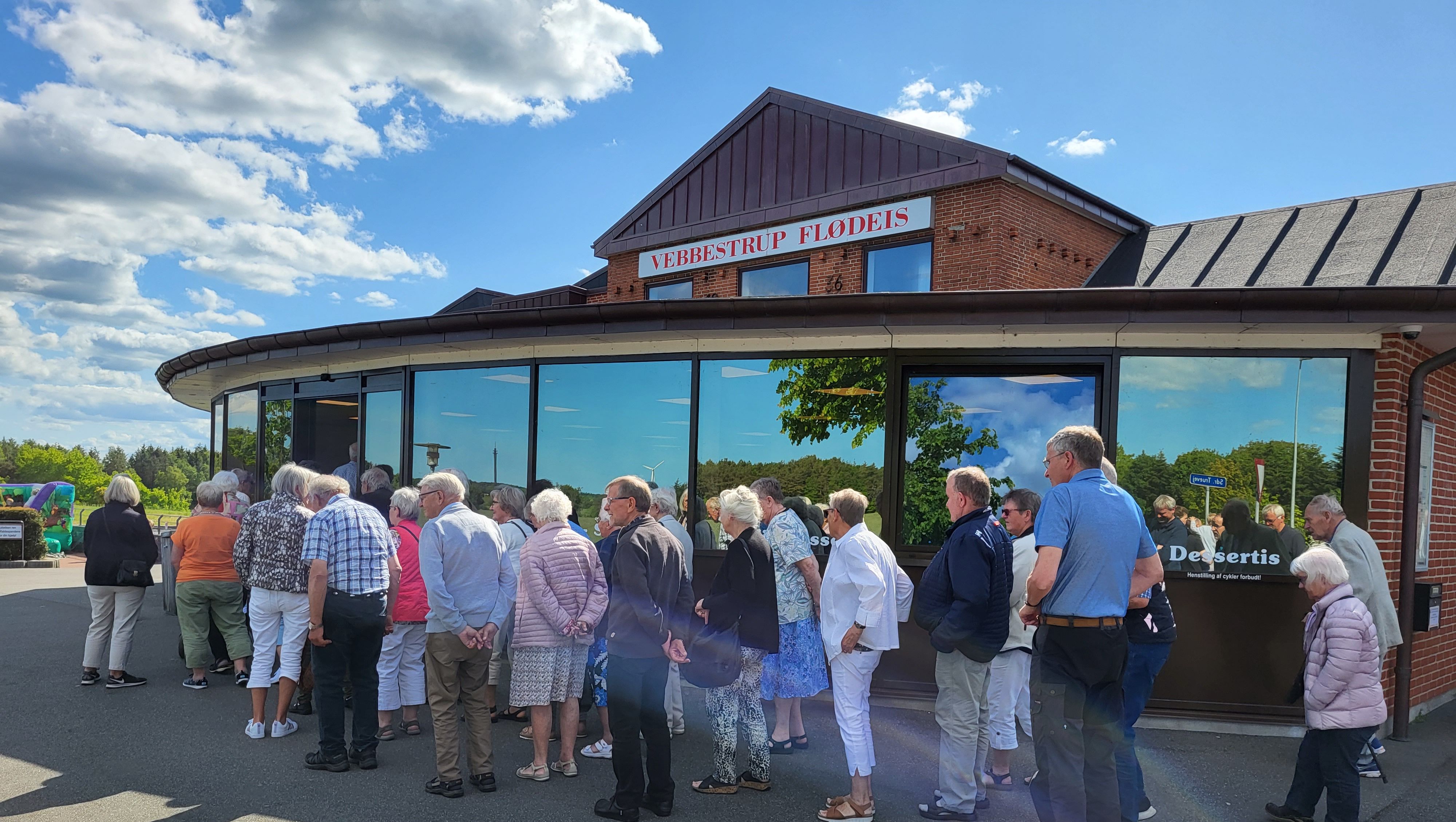 Folk der står i kø ved ishus