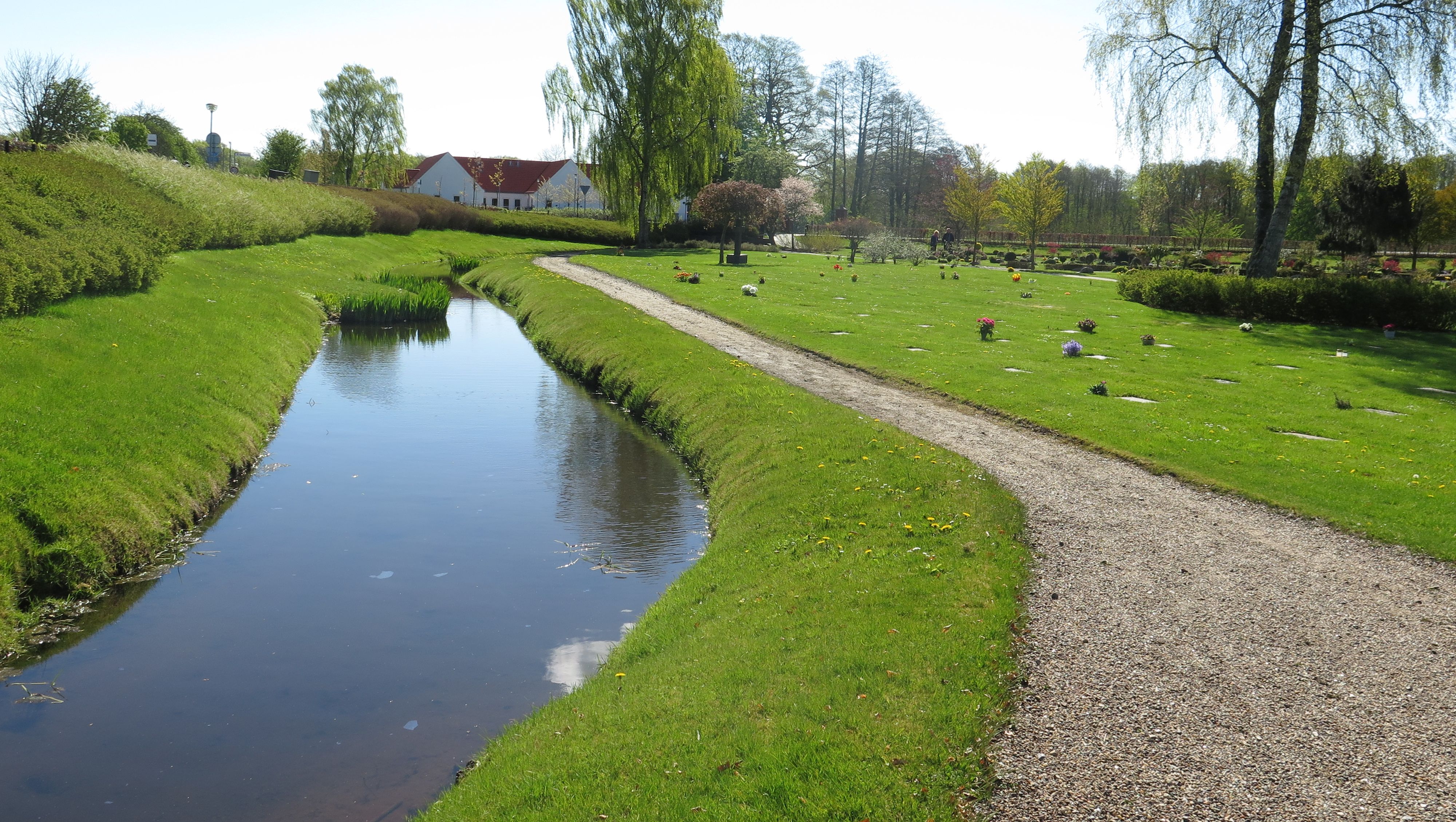 bæk på Dronninglund kirkegård