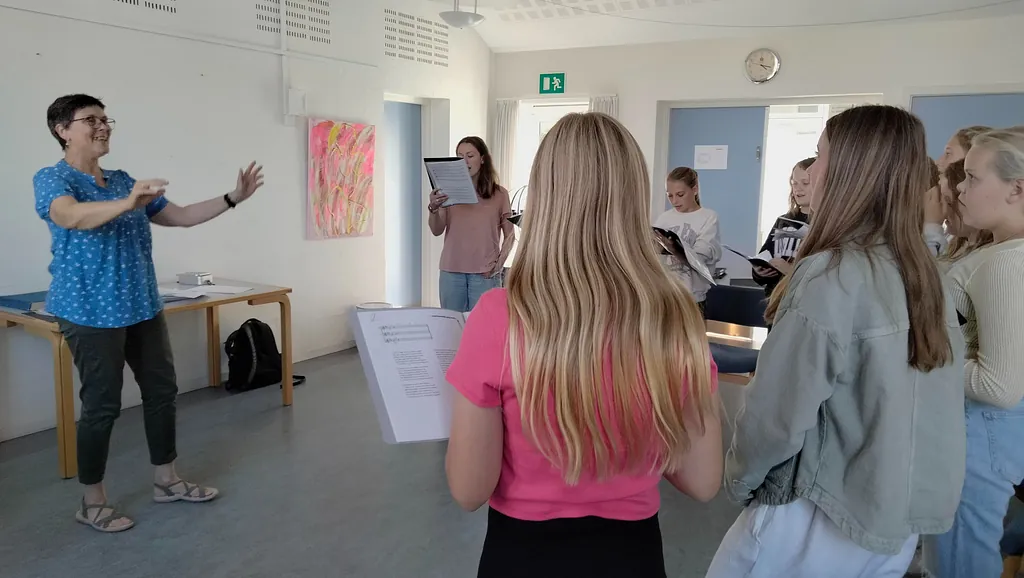 børn fra ungdomskoret der synger