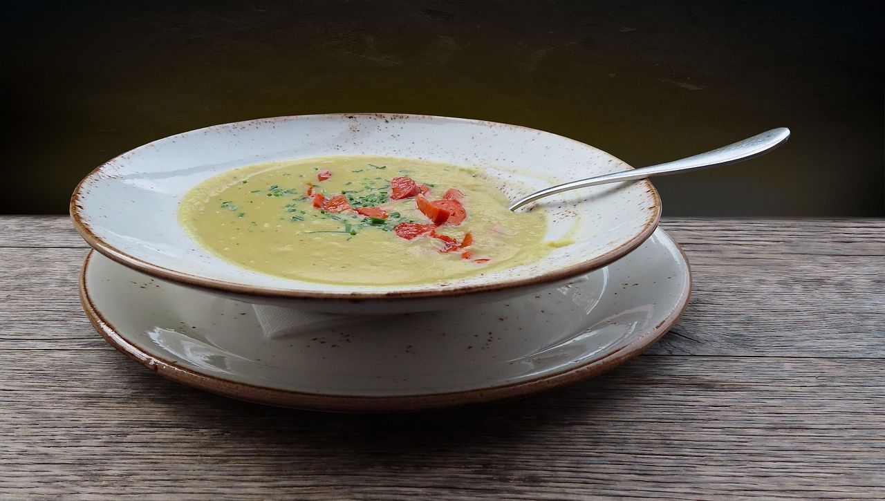 suppe i en dyb tallerken