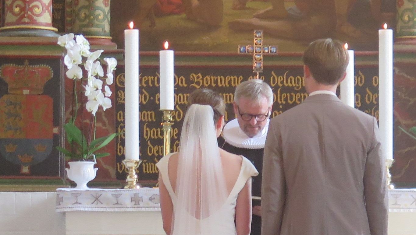 Brudepar ved alter